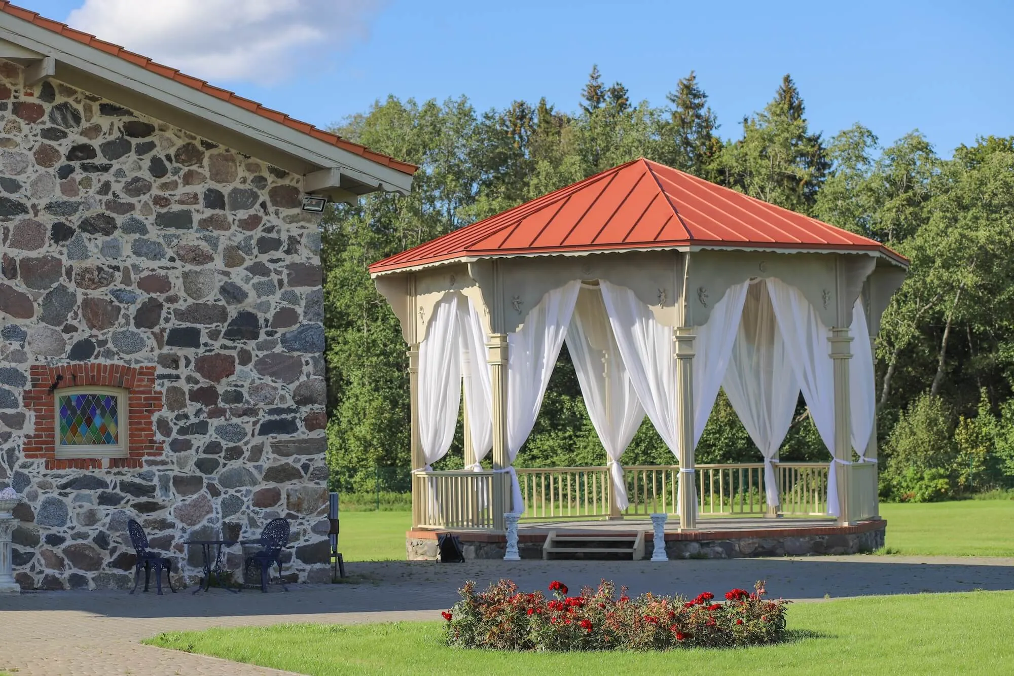 Auree Peomaja Õues Paviljon